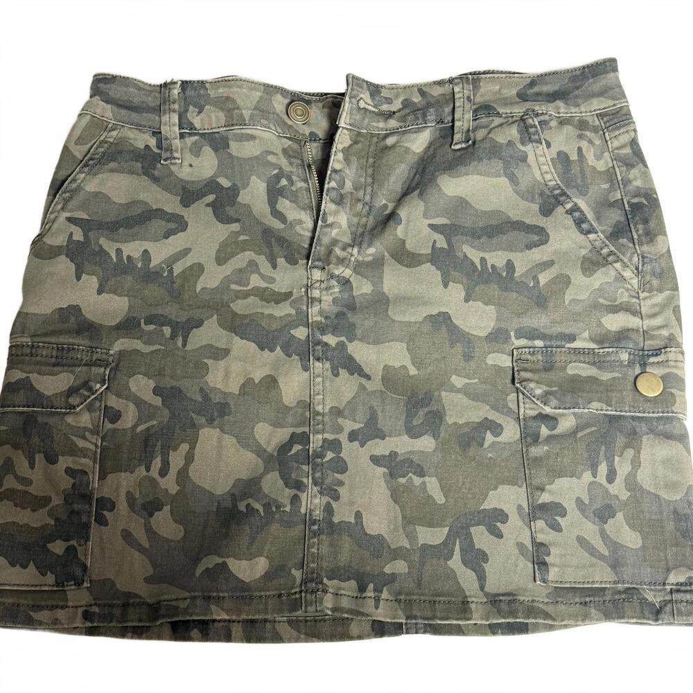 Ashley Mason Camo Short Skirt with Pockets.  Size Large.